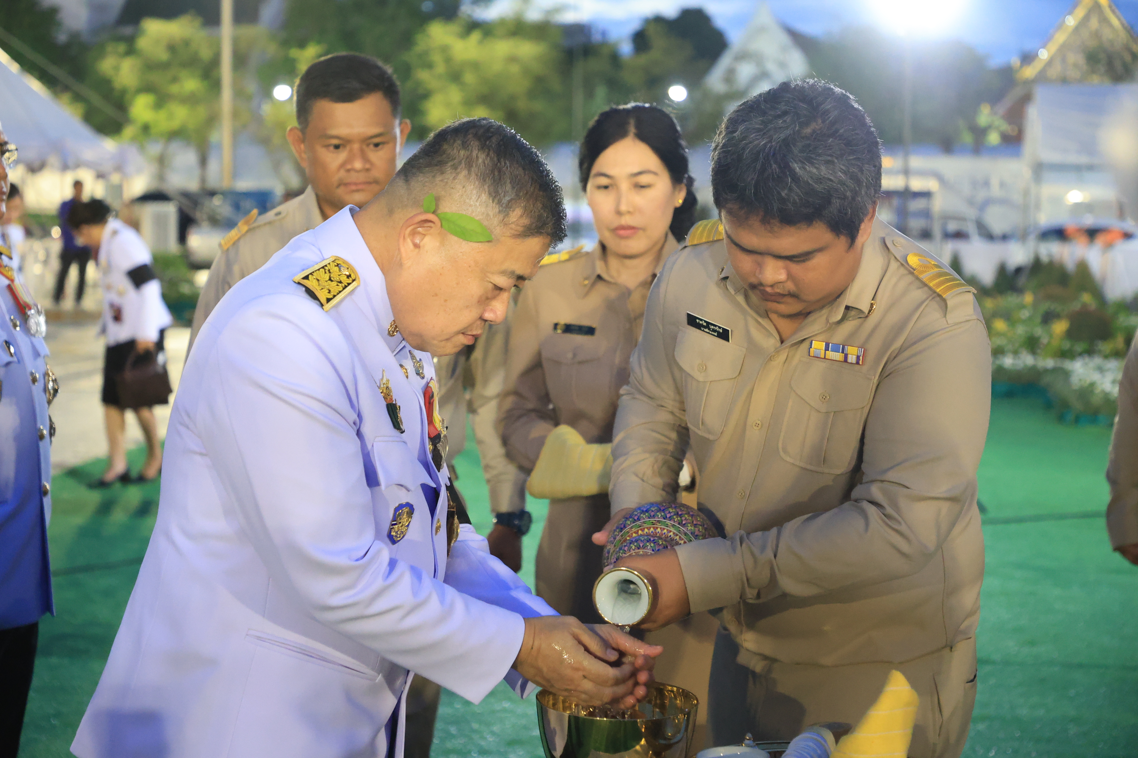 title - ปลัดเกษตรฯ ผู้ทำหน้าที่พระยาแรกนา พร้อมด้วยเทพีคู่หาบทองและเทพีคู่หาบเงิน ทำพิธีล้างมือพระยาแรกนา และเจิมหน้าพระโค